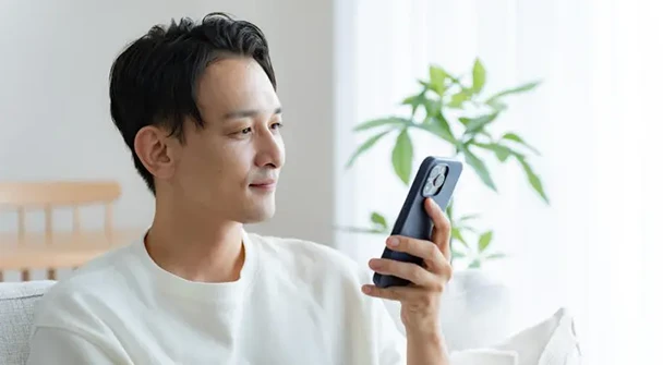スマホを持つ男性