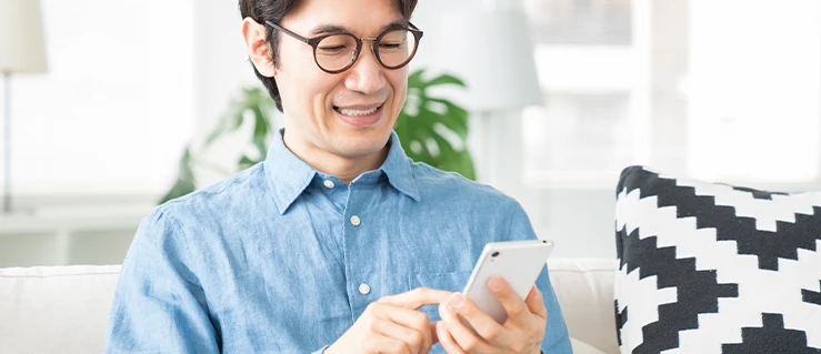 スマホで成果を見る男性