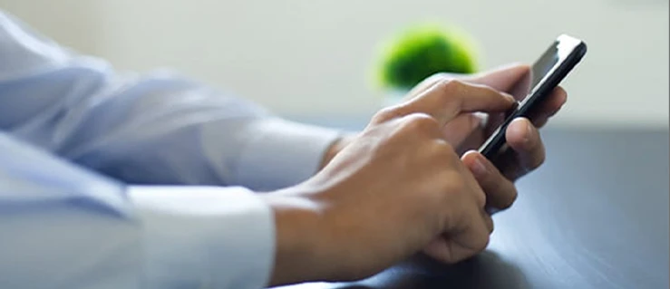 スマホで取引をする女性