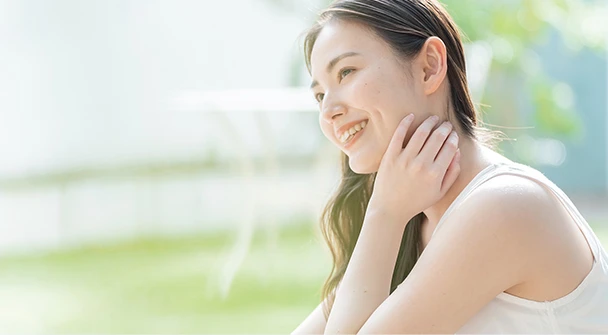 お金の不安から解放されるイメージ女性