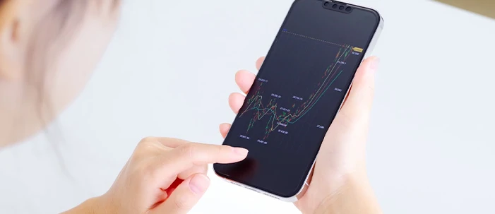 スマホでチャートを見る手元