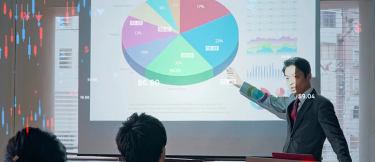 プレゼンをする秋田先生